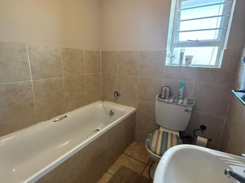 Single room in a 2 bedroom apartment Aurora Place