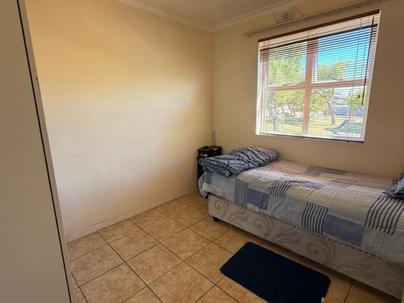 Single room in a 2 bedroom apartment Aurora Place
